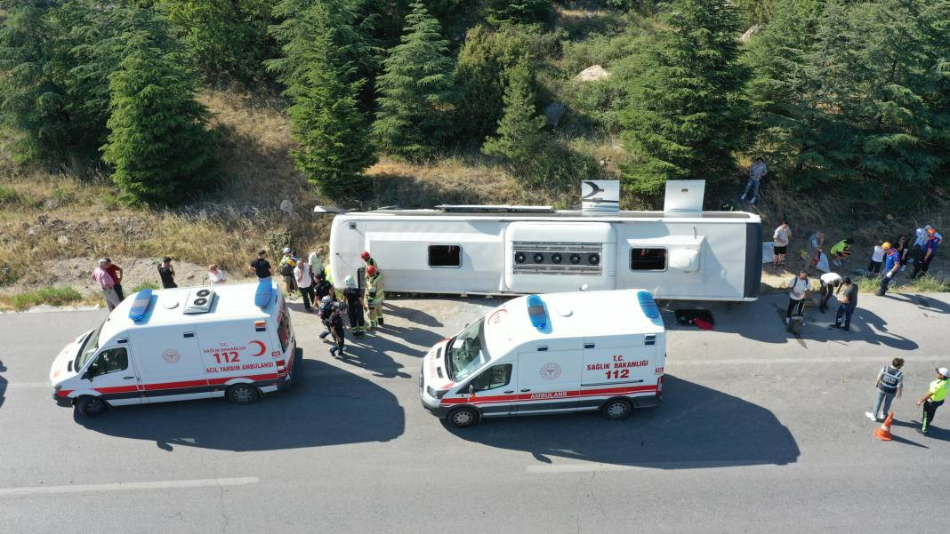 Kütahya’da yolcu otobüsü devrildi! Yaralılar var… - Resim: 10